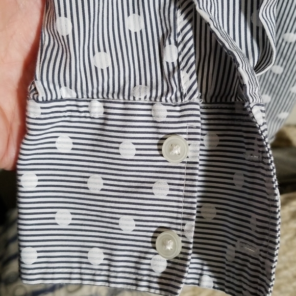 🍀Ann Taylor, gray & white striped shirt size 4 - Picture 5 of 9